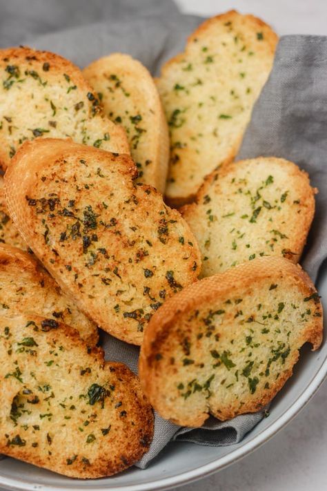 Bread In Air Fryer, Air Fryer Garlic Bread, Football Wife, Air Fryer Garlic, Garlic Toast, Fatty Foods, Air Fried Food, Garlic Bread Recipe, Air Frier Recipes