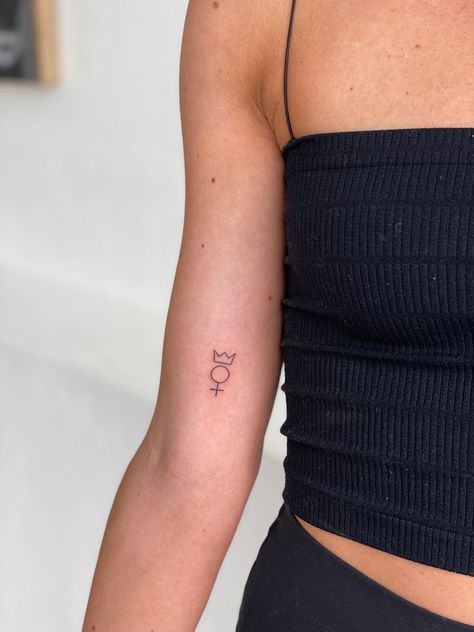 minimal fine line tattoo female gender sign girl power queen crown Minimalist Queen Tattoo, Powerful Signs Tattoo, Feminist Tattoos Ideas, Tattoo About Strong Women, Minimalist Tattoo Feminist, Gender Tattoo Ideas, Equality Tattoos For Women, Feminist Sign Tattoo, Femininist Tattoo