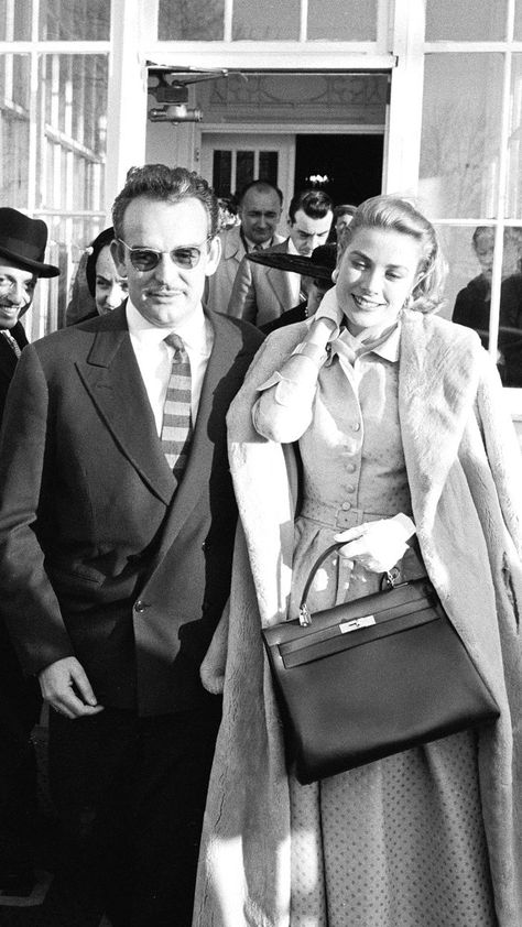 Style Notes: Like the Birkin, when Grace Kelly debuted her royal engagement holding her Hermès Kelly, the bag world was never the same. Sac Hermes Kelly, Grace Kelly Style, Tulip Chair, Princess Grace Kelly, Hermes Kelly Bag, Elegant Clothing, 90s Supermodels, Mens Suit Jacket, Cocktail Dress Vintage