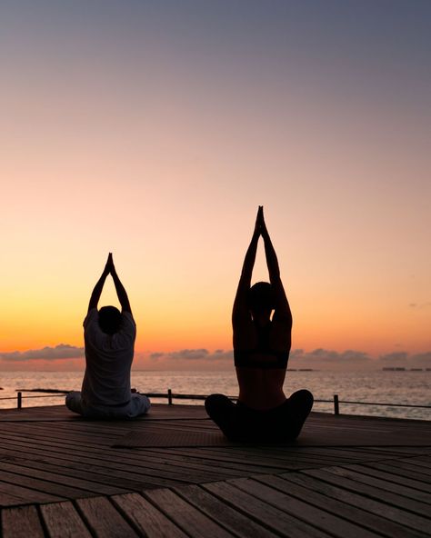 Couple Meditating Together Aesthetic, Meditation On The Beach, Sunrise Yoga Aesthetic, Yoga On The Beach Aesthetic, Yoga At The Beach, Yoga Retreat Aesthetic, Yoga Instructor Aesthetic, Yoga Class Aesthetic, Stretch Aesthetic