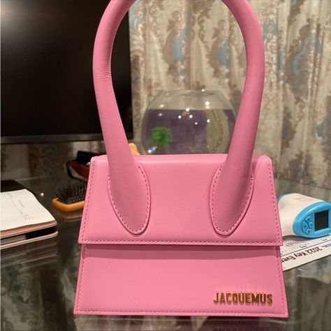 Jacquemus bag Pink Jacquemus, Jacquemus Bags, Jacquemus Bag, Bags Pink, Bag Cute, Celine Luggage Bag, Cambridge Satchel Company, Handle Bag, Pink Bag