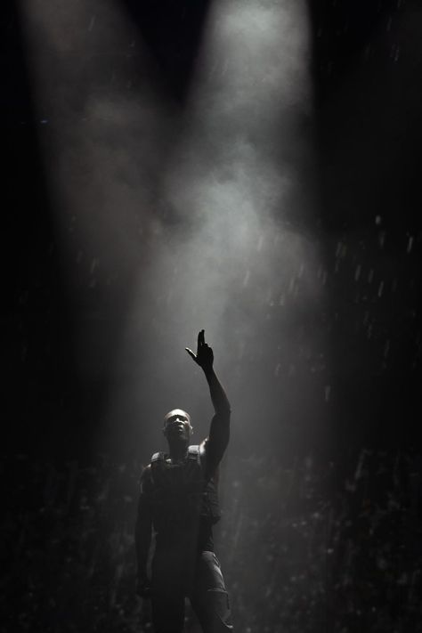 Stormzy: 30 dramatic pictures from his historic Glastonbury 2019 performance - Somerset Live Stormzy Rapper Aesthetic Wallpaper, Stormzy Rapper Aesthetic, Stormzy Rapper Wallpaper, Stormzy Rapper Art, Stormzy Poster, Stormzy Rapper, Dramatic Pictures, British Rappers, Tupac Wallpaper