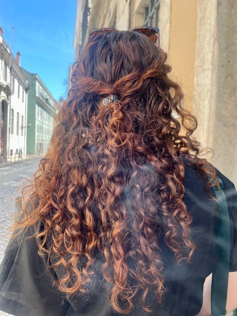 Brown Hair With Copper Highlights Curly, Curly Red Balayage Hair, Auburn In Brown Hair, Curly Hair Balayage Auburn, Red Brown Curly Hair Natural, Dark Curly Hair With Light Brown Highlights, Cowgirl Copper On Curly Hair, Curly Hair Winter Color, Curly Hair Dye Ideas Ginger