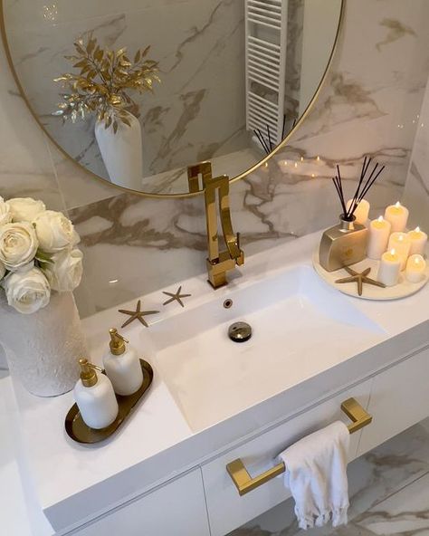 Kids Small Bathroom Ideas, Candle Rituals, Glam Bathroom Decor, Bathroom Redecorating, Chic Bathroom Decor, Bathroom Counter Decor, Toilet Room Decor, Gold Bathroom Decor, Small Bathroom Sinks