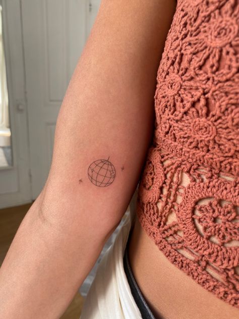 Tattoo Ideas Pretty, Partner Tattoo, Dr Tattoo, Hand Tattoo Ideas, Inner Arm Tattoos, Tattoo Concepts, Taylor Swift Tattoo, Monkey Tattoos, Petit Tattoo