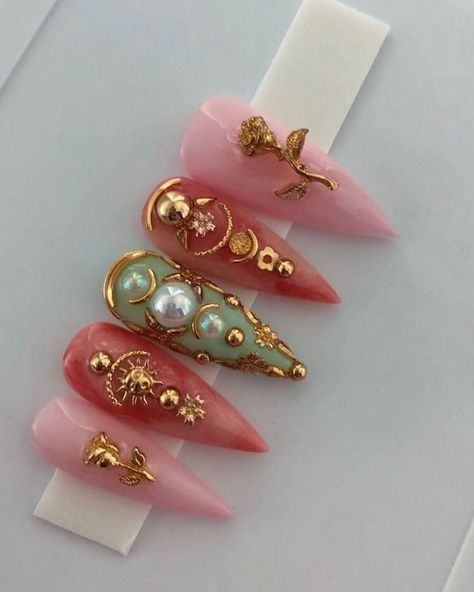 Black Hair Gold Jewelry, Victorian Nails Aesthetic, Mail Jewel Designs, Nails 2023 Trends With Charms, Cool Press On Nails, Rennaisance Nails, Art Museum Nails, Reinassance Nails, Royalcore Nails