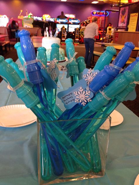 Frozen party favors Birthday Themes Ideas, Frozen 3rd Birthday, 4de Verjaardag, Olaf Birthday, Elsa Birthday Party, Frozen Bday Party, Disney Frozen Birthday Party, Frozen Birthday Theme, Disney Frozen Birthday