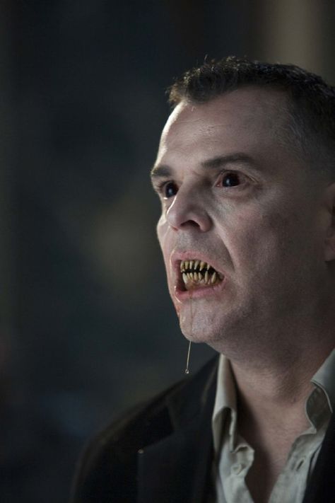 Danny Huston as Marlow in  30 days of Night.  Loved this movie....and loved Danny in this part....one of the, if not the best...vampires...EVER! Trucco Halloween, Human Centipede, Danny Huston, 30 Days Of Night, Scary Books, Vampire Movies, Vampires And Werewolves, Horror Monsters, Horror Books
