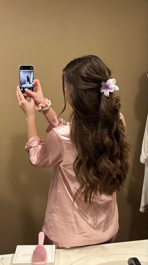 Flower Claw Clip Half Up Half Down, Aesthetic Half Up Half Down Hairstyles, Aesthetic Flower Claw Clip Hairstyles, Hawaiian Claw Clip, Prom Hairstyles Claw Clip, Flower Clip Half Up Half Down, Cute Hairstyles For Long Hair Claw Clip, Flower Clip Hairstyles Half Up Half Down, Half Up Half Down With Clip Curly Hair