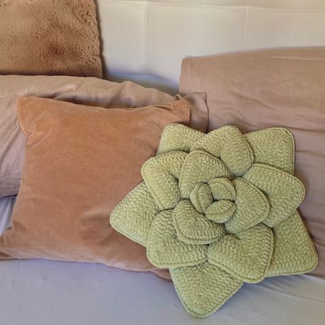 Pattern by @ems3305 🪴 #crochet #succulents #plants #crochetpillow #häkelanleitung Succulent Pillow Pattern, Succulent Pillow, Crochet Kawaii, Crochet Succulent, Build Furniture, Hacks Kitchen, Crochet Mignon, Kitchen Island Ikea Hack, Confection Au Crochet