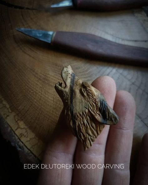 Walnut wood wolf, knife work Fimo, Wolf Knife, Wolf Carving, Antler Carving, Wooden Jewelery, Simple Wood Carving, Wood Carving For Beginners, Wood Jewelery, Moose Antlers