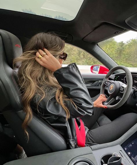 Girls Driving, Vlasové Trendy, Mode Zara, Mom Car, Parisian Vibes, Luxury Lifestyle Dreams, Mode Ootd, Porsche Cars, Future Lifestyle