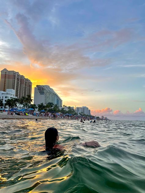 Beach Pictures Vacation, Florida Beach At Night, Vacation Summer Aesthetic, Beach Vacation Florida, Vacation Aesthetic Florida, Summer Dream Life, Summer Holiday Pictures, Summer Florida Aesthetic, Hallandale Beach Florida