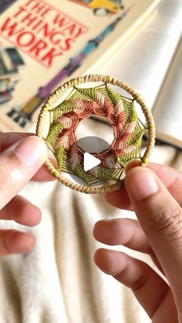 Tela, Couture, God's Eye Craft, Weaving Patterns Loom, Circular Weaving, Weaving Loom Diy, Basket Weaving Patterns, Dorset Buttons, Mexican Embroidery