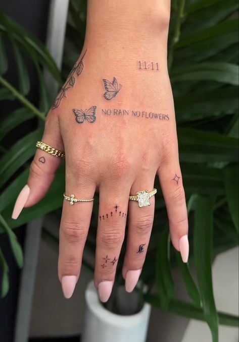 Tattoo Eyebrows, Tato Minimal, Tato Jari, 42 Tattoo, Tattoo Red, Finger Tattoo For Women, Hand And Finger Tattoos, Pretty Hand Tattoos, Red Tattoo