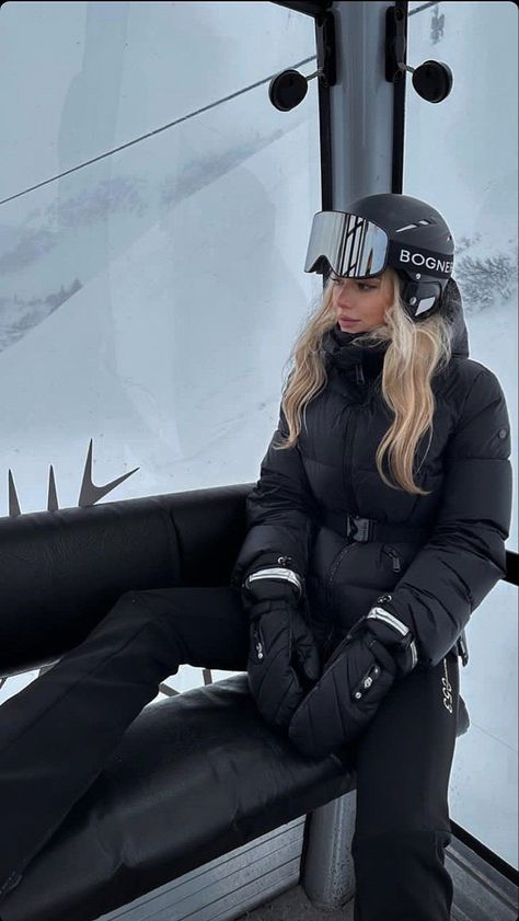 Snowboarding Outfit 2023, Skisuit Woman, Black Ski Outfits For Women, Chic Ski Outfit, Ski Asethic, Black Ski Outfit, Mode Au Ski, Baddie Winter Outfits, Ski Outfit For Women