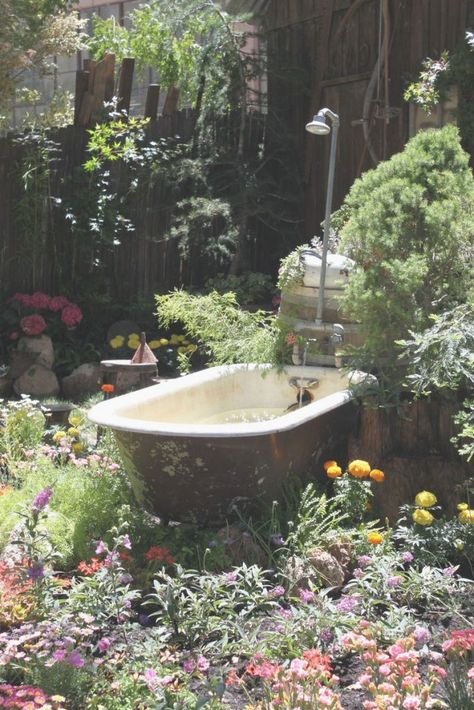 We've showed you some really sleek and sophisticated outdoor showers recently, so now we'd like to know what you think of something more rustic and homely. Bathroom Cottage, Garden Bathtub, Bathroom Traditional, French Bathroom, Outdoor Bathtub, Cozy Bathroom, Bathroom Master, Outdoor Tub, Outdoor Baths