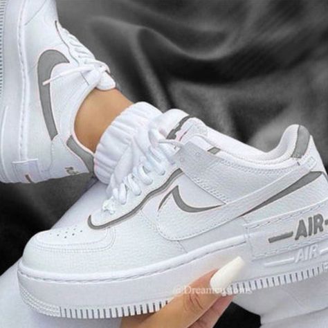 Παπούτσια Nike Free, Mode Converse, Sommer Strand Outfit, Boty Nike, Air Force 1 Shadow, Preppy Shoes, Custom Air Force, All Nike Shoes, Custom Air Force 1