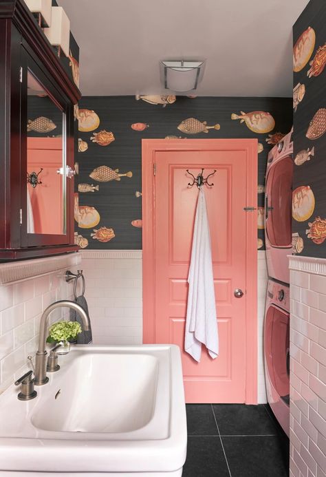 Design Interior Baie, Decor Baie, Powder Room Wallpaper, Brooklyn Apartment, Colorful Interior Design, Bad Inspiration, Hus Inspiration, Pink Bathroom, Interior Design Magazine