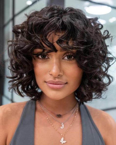 25 Flattering Haircuts and Hairstyles for a Diamond Face Shape Curly Angled Bobs, Woman With Short Hair, Curly Styles, Bob Haircut Curly, Fine Curly Hair, Large Curls, Short Curly Haircuts, Haircuts For Curly Hair, Curly Hair With Bangs