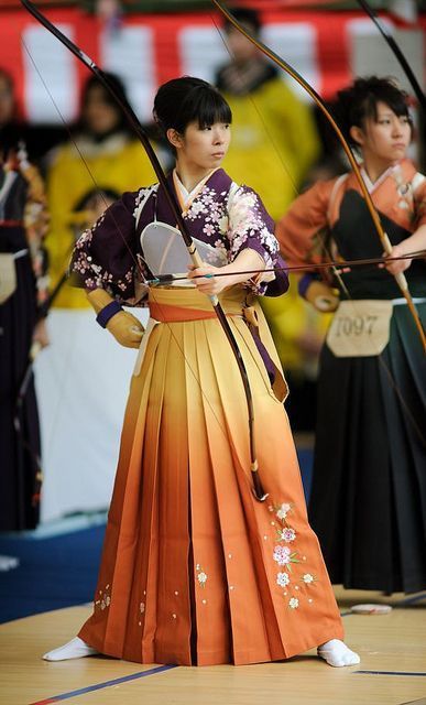 Japanese archer wearing traditional Hakama, with her yumi and archer's glove (kyudo) -- on a side note, who keeps taking all these awesome photos of Japanese archers! Description from pinterest.com. I searched for this on bing.com/images Kendo, Japanese Archery, Turning Japanese, Art Japonais, Japan Culture, Japan Design, Japanese Outfits, Japanese Beauty, Traditional Clothing