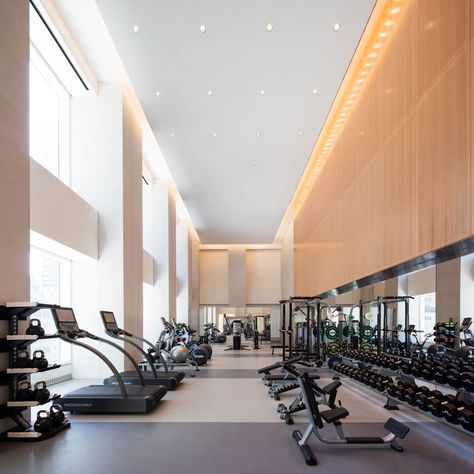 Fitness center inside 432 Park Avenue in Manhattan, the tallest residential skyscraper in the Western Hemisphere. Modern Fitness Center, Minimalist Gym, Ruang Gym, Fitness Center Design, Nyc Condo, 432 Park Avenue, Awesome Leggings, Luxury Gym, Fitness Shirts