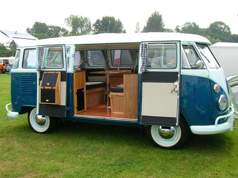 A new generation of do-it-yourselfers is bringing back a trend that started long ago with classic Volkswagens: turning standard vans into full-featured campers. Bus Images, Vw Kampeerwagens, Volkswagen Westfalia Campers, Kombi Trailer, Vw Minibus, Rv Conversion, Van Volkswagen, Camper Bus, Kombi Motorhome