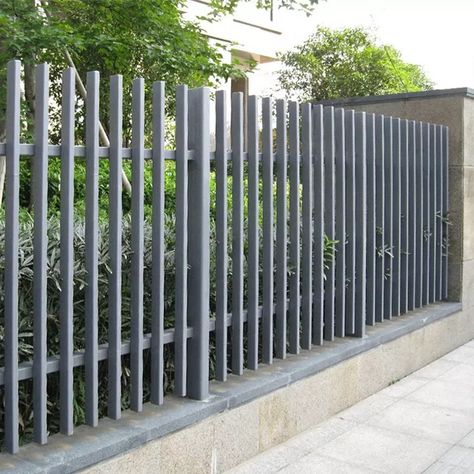 Steel Fence Design Modern, Fence Grill Design Modern, Square Tubing Fence, Square Tube Gate Design, Modern Fence Design Metal Steel Gate, Grill Fence Design, Metal Fence Design Modern, Simple Fence Design, Modern Fence Design Metal