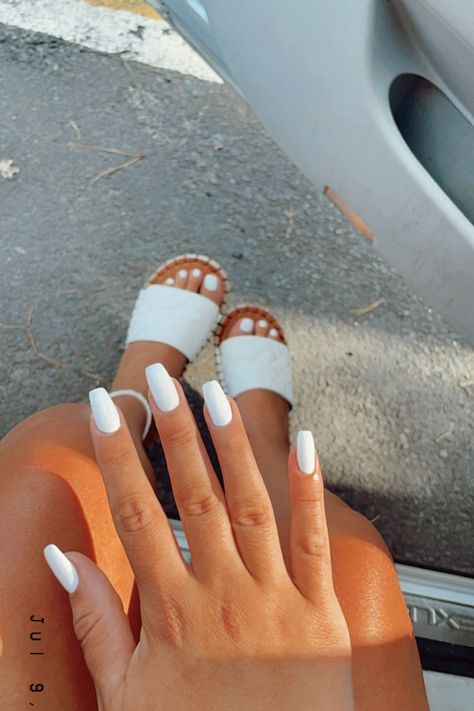 classic white nails Short Coffin Nails Designs, White Gel Nails, Summery Nails, Short Coffin Nails, White Acrylic Nails, Casual Nails, Simple Acrylic Nails, Vacation Nails, Cute Gel Nails