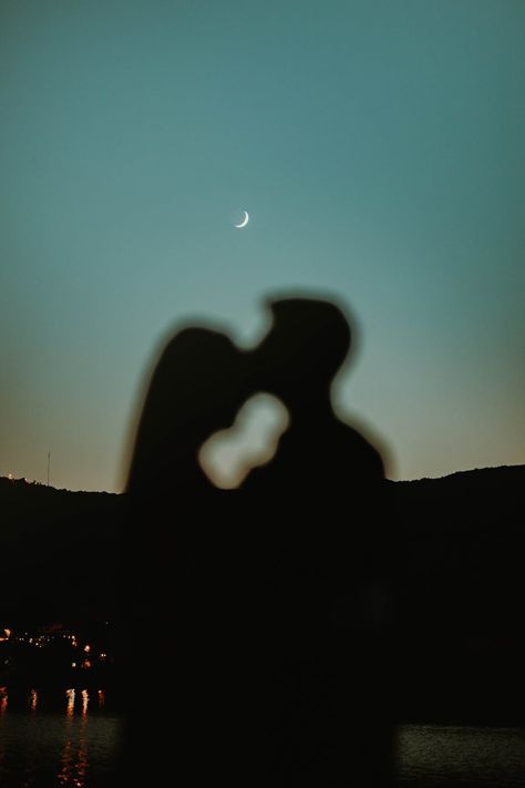 Silhouette of a Man Kissing a Woman on the Forehead · Free Stock Photo Couple Kissing Forehead Reference, Kiss On Forehead Couple, Fore Head Kiss, Couple Forehead Touch, Man And Women Silhouette, Forehead Kisses Picture Couple, Forhead Kiss Couple, Forehead Kisses Aesthetic, Jealousy Couple