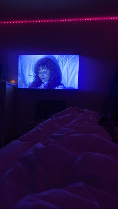 Watching A Movie In Bed Aesthetic, Sleepover With Boyfriend Pictures, Sofa Aesthetic Night, Movie Pics Aesthetic, Horror Movie Date Night Aesthetic, Fake Sleepover Snaps, Room Instagram Pictures, Horror Movie Night Aesthetic, Couple Sleepover Aesthetic