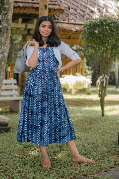 Girls Laise Design Kurti, Indian Frocks For Women, Cotton Frocks For Women, Casual Frock, Short Shrug, Elegant Cotton Dress, Frock Designs For Girl, Frock Pattern, डिजाइनर कपड़े
