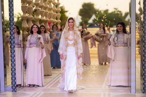 Queen Rania Dress, Princess Rajwa, Wedding Henna, Henna Party, Queen Rania, Fancy Dresses Long, Royal Princess, Royal Weddings, Princess Style