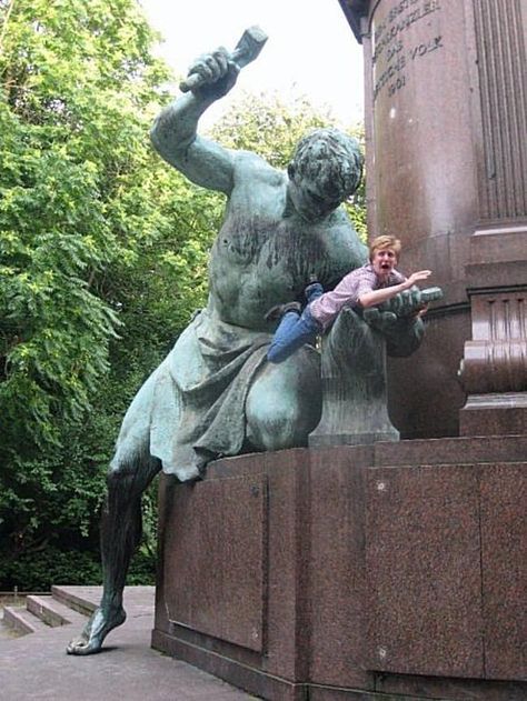 40 Hilarious Pics Of People Posing With Statues Fun With Statues, Funny Statues, Avatarul Aang, Funny Poses, People Having Fun, People Poses, Funny Times, 웃긴 사진, صور مضحكة