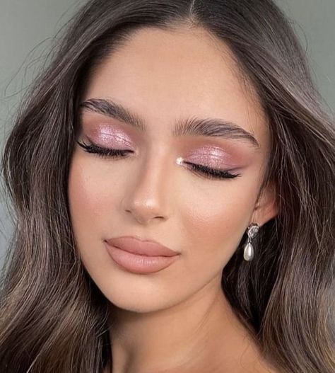 Pink Mauve Eye Makeup, Teenager Makeup Looks, Wedding Makeup Pink Eyeshadow, Pink Makeup Natural, Natural Pink Eyeshadow, Party Makeup For Indian Wedding, Makeup Looks Formal, Pink Dress Makeup, Rose Gold Makeup Looks