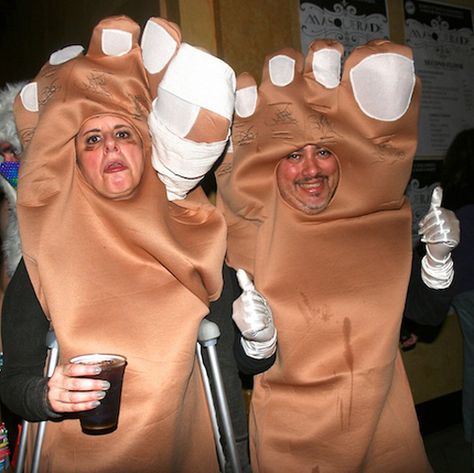 Please, someone explain this horrific foot costume set for me!! No idea. 25 Bad to Tasteless Halloween Costumes - Team Jimmy Joe Homemade Costumes, Bad Halloween Costumes, Navy Humor, Worst Costume, Carnaval Costume, Wallpapers Art, Morgan Wallen, Funny Costumes, Costume Themes