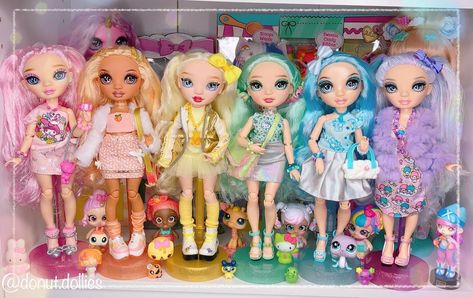 Rainbow High Dolls, Sanrio Clothes, Diy Mickey Ears, Diy Crochet Doll, Adorable Homes Game, Scrapbooking Layouts Baby, Baby Alive Dolls, Rainbow Fashion, Doll Display