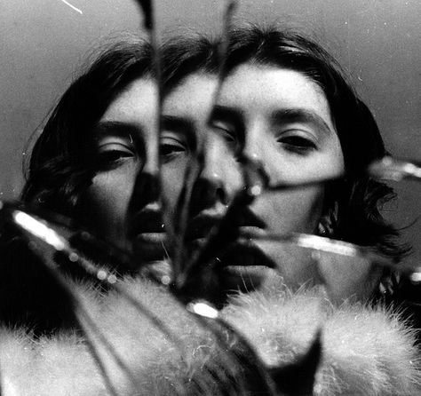 17 & GONE inspiration: A shattered reflection. (Photo by suziesparkle) Depersonalization Disorder, Francesca Woodman, Mirror Photography, Broken Mirror, Foto Art, Ap Art, A Level Art, Foto Inspiration, 인물 사진