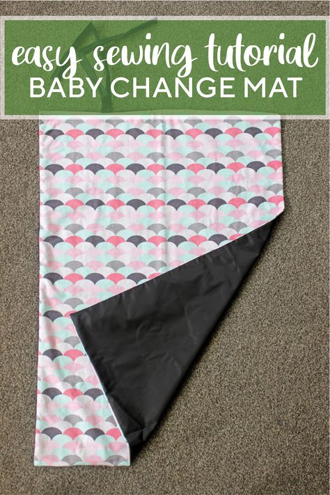 How to make a simple baby change mat - if you can sew a straight line, you can make this DIY portable baby change mat - perfect for in the nappy/diaper bag or as a baby shower gift! Diy Changing Pad Travel, Diy Baby Bassinet, Changing Pad Diy, Changing Mat Pattern, Diy Changing Pad, Baby Shower Gifts Diy, Diaper Bag Sewing Pattern, Embroidery Edges, Sewing For Baby