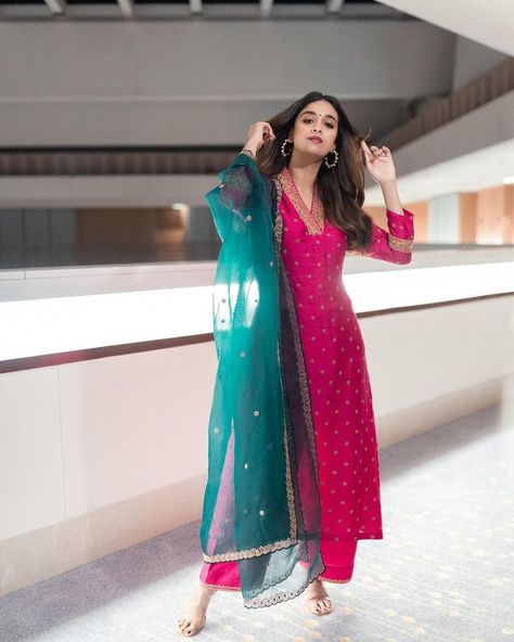 Stylish Kurtis Design, Keerthy Suresh, Simple Kurta Designs, Traditional Indian Dress, Casual Indian Fashion, Indian Dresses Traditional, Salwar Kamiz, Traditional Indian Outfits, Kurti Designs Party Wear