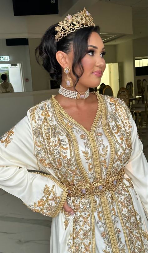 Moroccan bride in a takshita Beauty, Dream Wedding, Caftan Moroccan, Moroccan Bride, Moroccan Culture, Eid Outfit, White, Quick Saves
