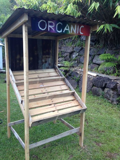 Pallet fruit stall / stand                                                                                                                                                                                 More Stand Display Ideas, Diy Market Stall, Market Stall Display, Fruit Stall, Farmers Market Stand, Farmers Market Display, Stall Display, Produce Displays, Top Farm