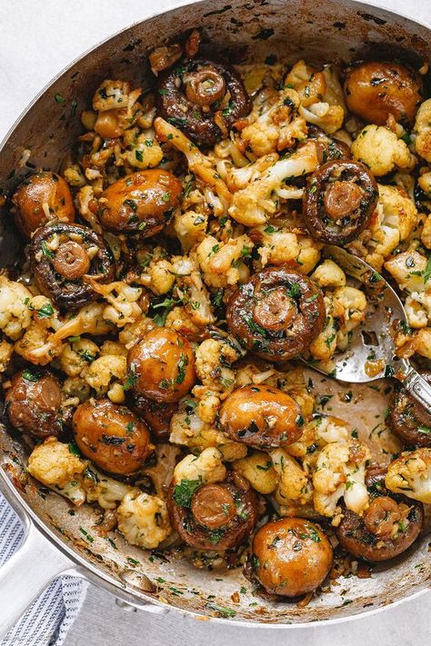 Garlic Butter Mushrooms Cauliflower Skillet – This mushroom and cauliflower recipe is super nourishing and easy to whip up. CLICK HERE to Get the Recipe Mushroom And Cauliflower, Cauliflower Skillet, Butter Mushrooms, Mushroom Recipes Healthy, Califlower Recipes, Garlic Butter Mushrooms, Plats Healthy, Cauliflower Recipe, Healthy Food Facts