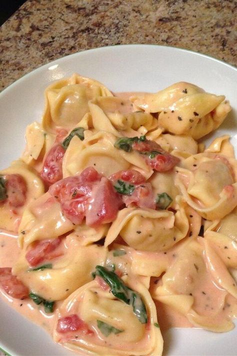 Essen, Tortellini With Spinach And Tomatoes, Cooking For Company, Pretty Food Dinner, Tortellini Aesthetic, Aesthetic Dinner Ideas, Spinach Tomato Tortellini, Spinach And Tomato Tortellini, Tortellini Recipe