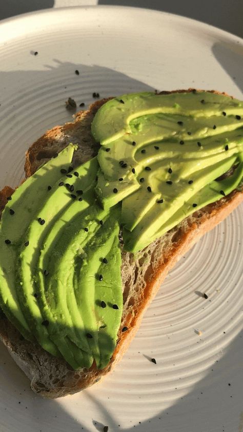 Essen, Avocado Breakfast Ideas, Avacado Toast Recipe, Aesthetic Avocado Toast, Avocado Toast Aesthetic, Aesthetic Avocado, Toast Aesthetic, Breakfast Healthy Recipes, Ideas Healthy Food