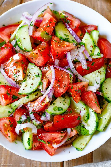 Plats Healthy, Salad Buah, Tomato Salad Recipes, Fresh Salad Recipes, Cucumber Tomato Salad, Tomato Cucumber, Cucumber Recipes Salad, Makanan Diet, Cucumber Recipes