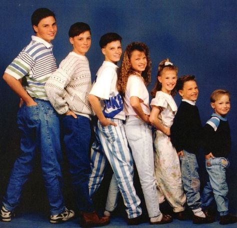 36 Hilarious Family Photoshoots That Are Awkward, Silly, or Just Plain Funny #funnypics #funnyphotos #funnyfamilies #familyphotos #photoshootfail Humour, Jcpenny Photos, Jcpenney Photos, Awkward Family Photos Christmas, Akward Family Photos, Awkward Prom Photos, Funny Family Portraits, Awkward Family Pictures, Weird Family Photos