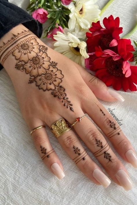 One Side Henna Design, Simple Mehendi Designs Kids, Mehndi Designs For Mom, Easy Finger Henna Designs, Arab Wedding Henna, Henna Designs Dainty, Mendhi Designs Elegant, Henna Designs Back Hand Simple, Dainty Mehendi Designs