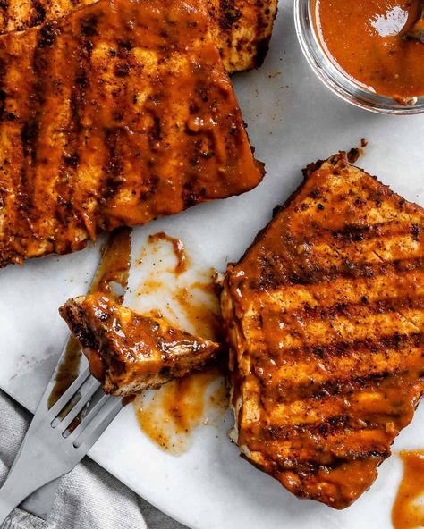 Essen, Vegan Barbecue, Grilled Tofu Recipes, Asian Tofu Recipes, Vegan Grill, Vegan Grilling Recipes, Steak Rub, Tofu Steak, Tofu Burger