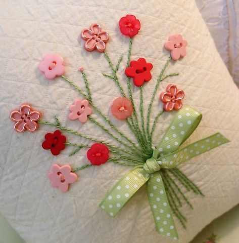 Cute Buttons Sewing, Buttons And Embroidery, Flower Button Embroidery, Buttons Embroidery Ideas, Button Art Ideas Creative, Embroidery With Buttons Ideas, Button Flower Embroidery, Diy Cards With Buttons, Button Flowers Bouquet